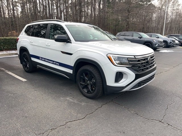 Used 2025 Volkswagen Atlas Peak Edition SE image 4