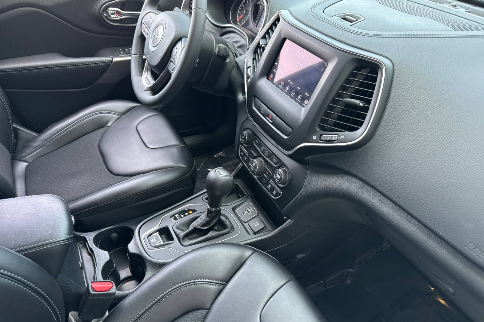 Used 2020 Jeep Cherokee Latitude Plus w/ Comfort/Convenience Group FWD image 31