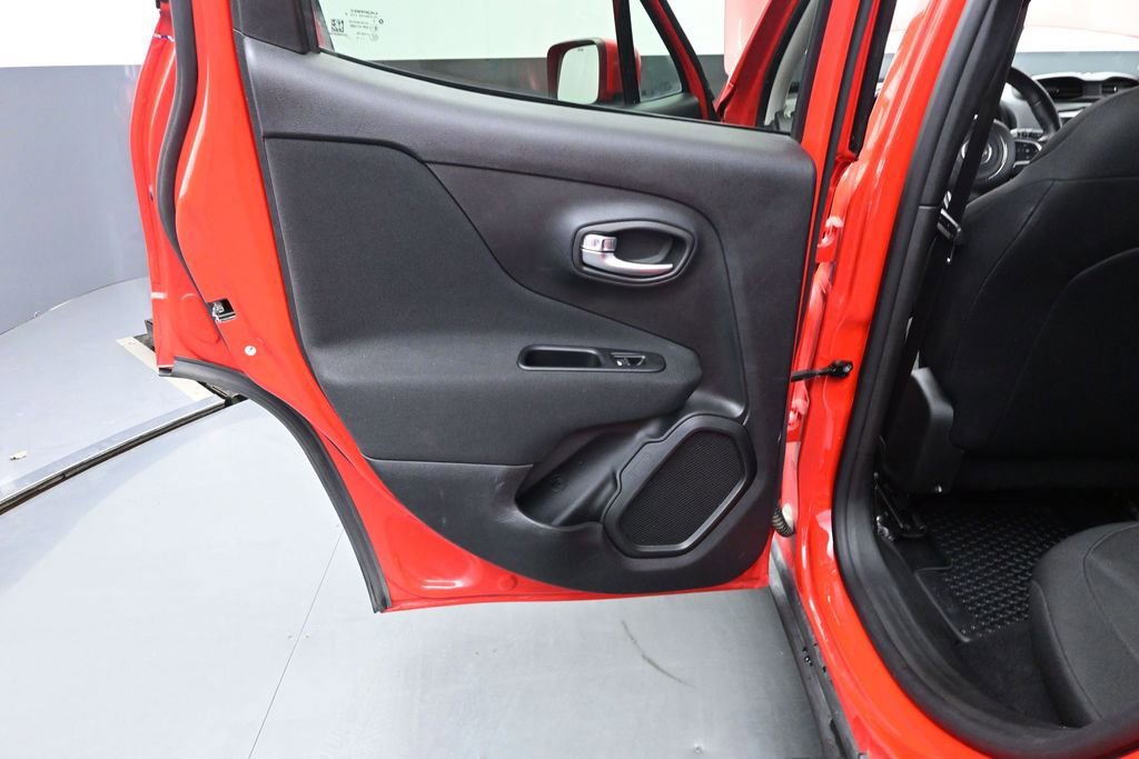 Used 2020 Jeep Renegade Latitude w/ Cold Weather Group AWD/4WD image 14