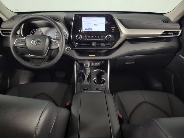 Used 2025 Toyota Highlander XLE FWD image 29