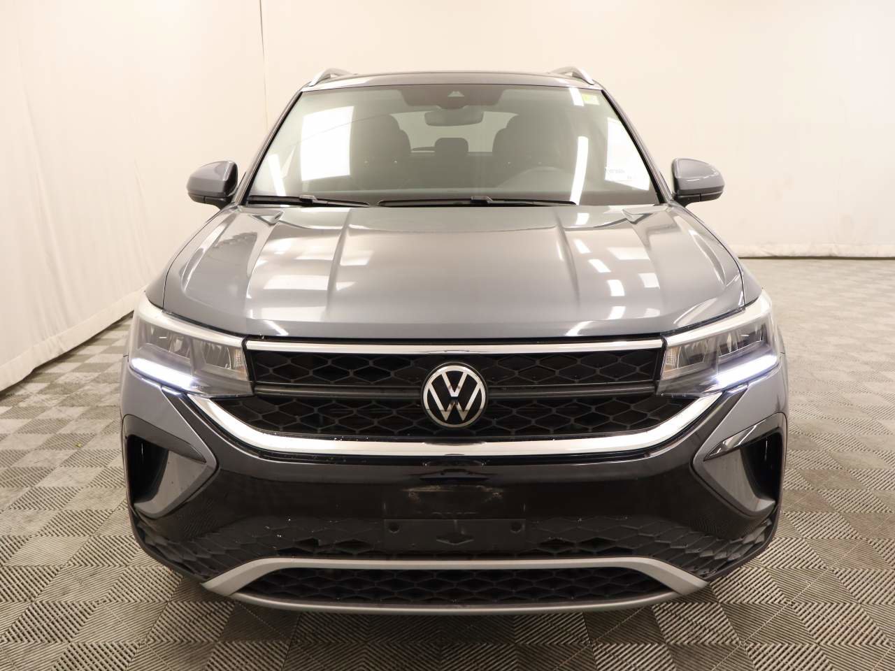 Used 2023 Volkswagen Taos SE w/ Panoramic Sunroof Package image 4