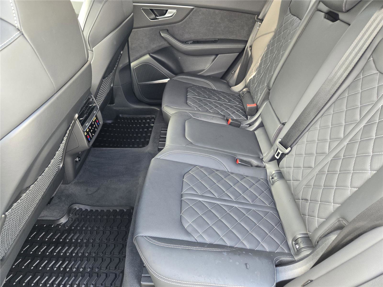 Used 2025 Audi SQ8 Prestige AWD/4WD image 28