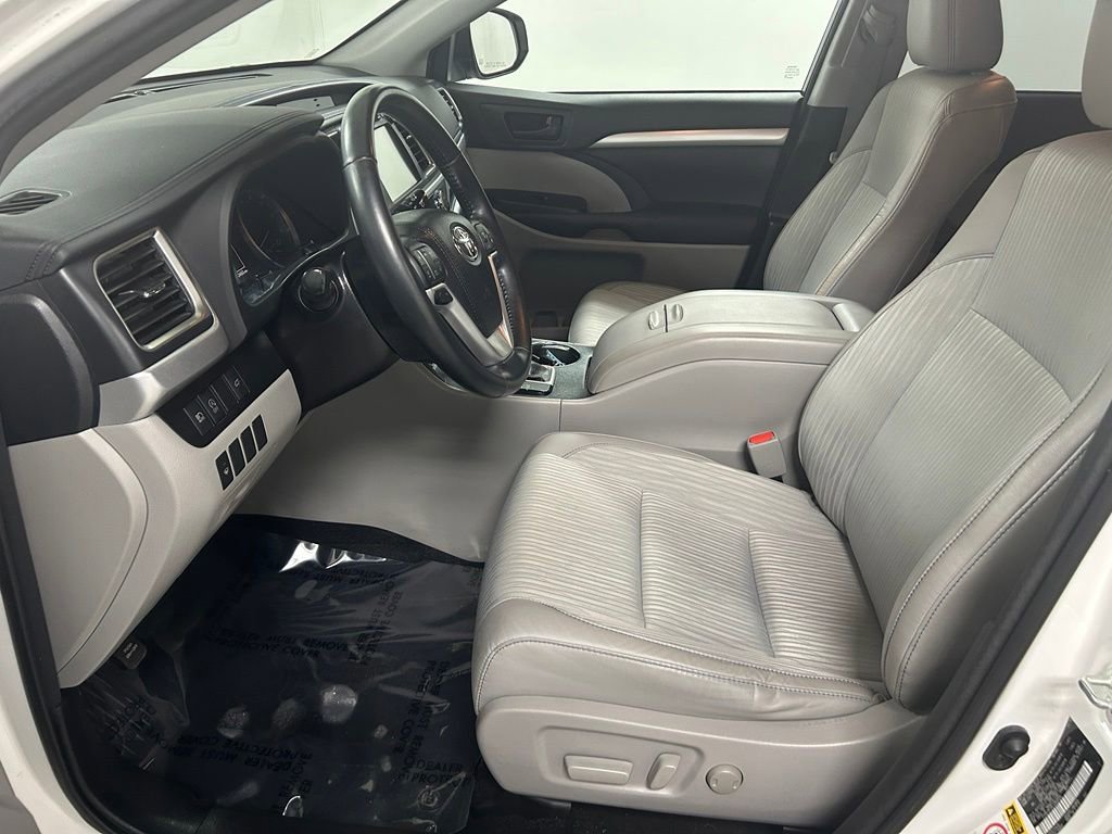 Used 2018 Toyota Highlander Plus AWD/4WD image 12