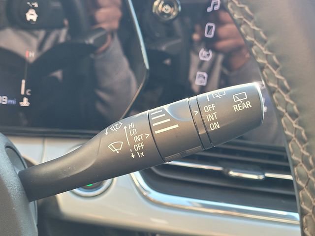 Used 2025 Chevrolet Trax LT w/ LT Convenience Package image 17