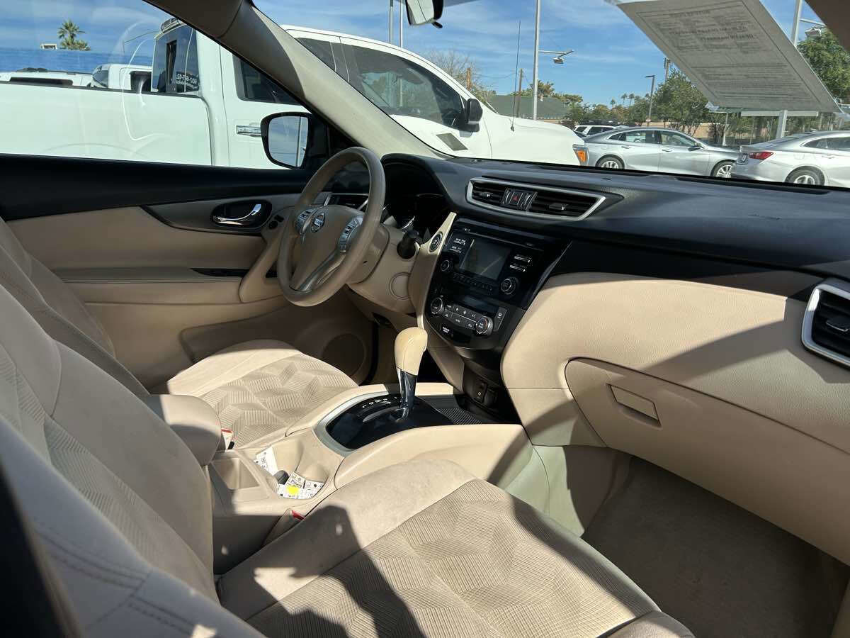 Used 2015 Nissan Rogue SV w/ SV Family Package image 11