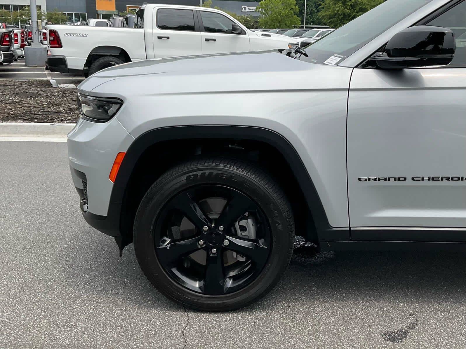 Used 2023 Jeep Grand Cherokee L Laredo RWD image 11