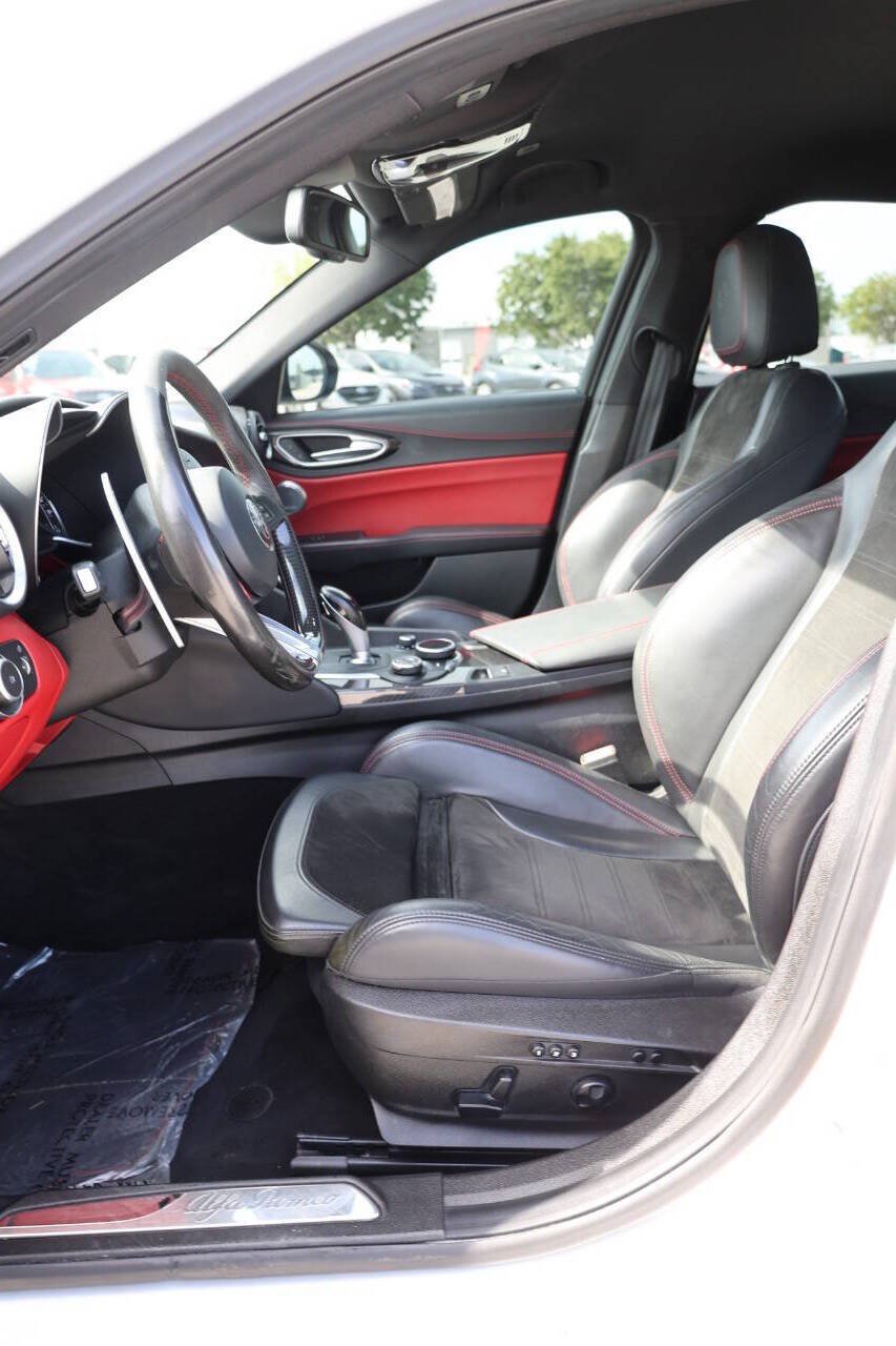 Used 2018 Alfa Romeo Giulia Quadrifoglio w/ Driver Assist Dynamic Package RWD image 15