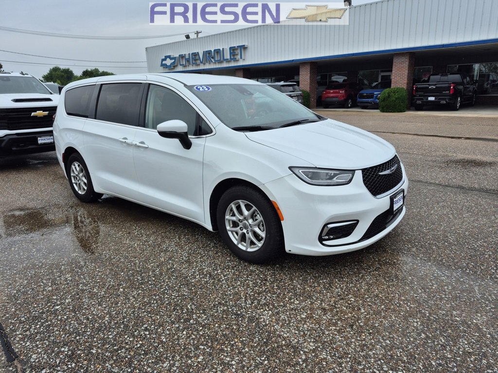 Used 2023 Chrysler Pacifica Touring-L image 8