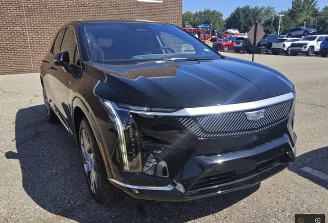 Certified 2025 Cadillac Optiq Luxury 2 w/ LPO, Floor Liner Package AWD/4WD image 2