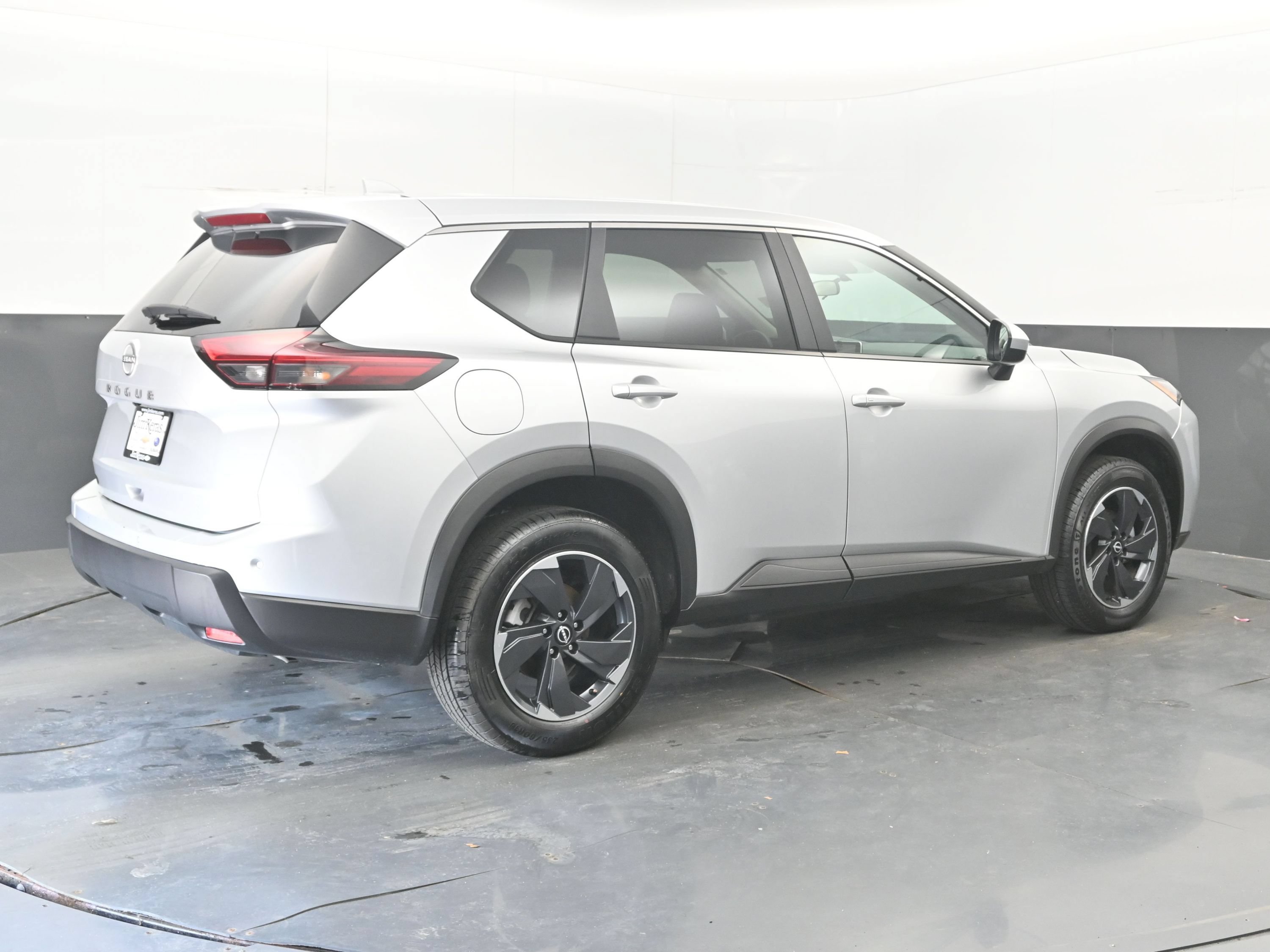 Used 2025 Nissan Rogue SV FWD image 9