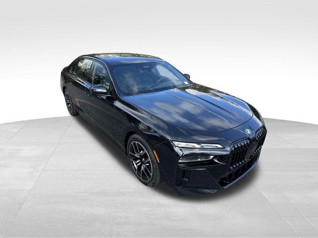 Used 2023 BMW 740i w/ Parking Assistance Package image 7