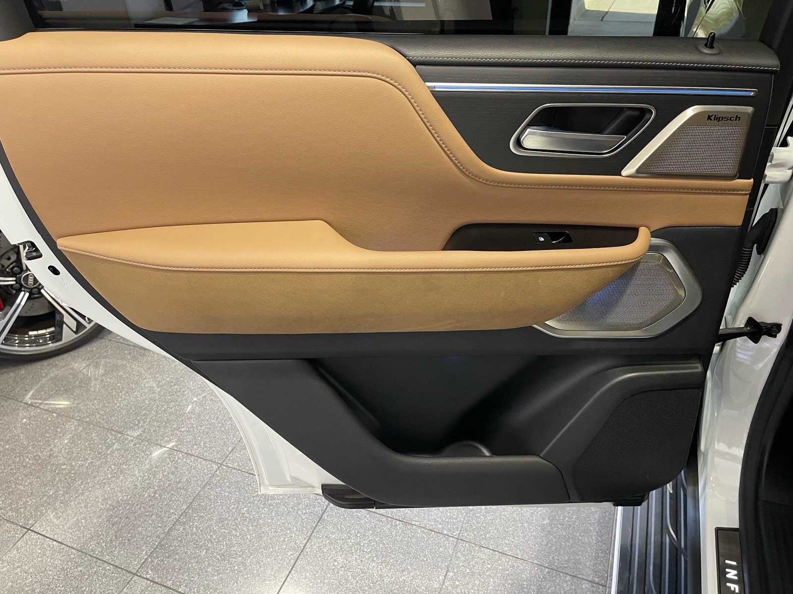 Used 2025 INFINITI QX80 Sensory AWD/4WD image 32