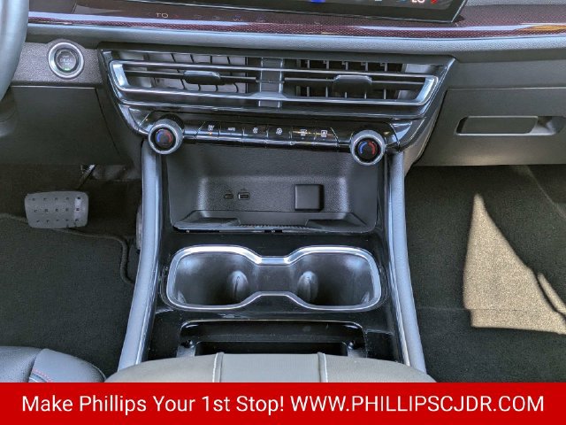 Used 2025 Chevrolet Traverse RS FWD image 18