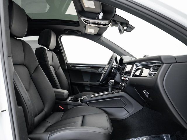 Certified 2025 Porsche Macan image 24