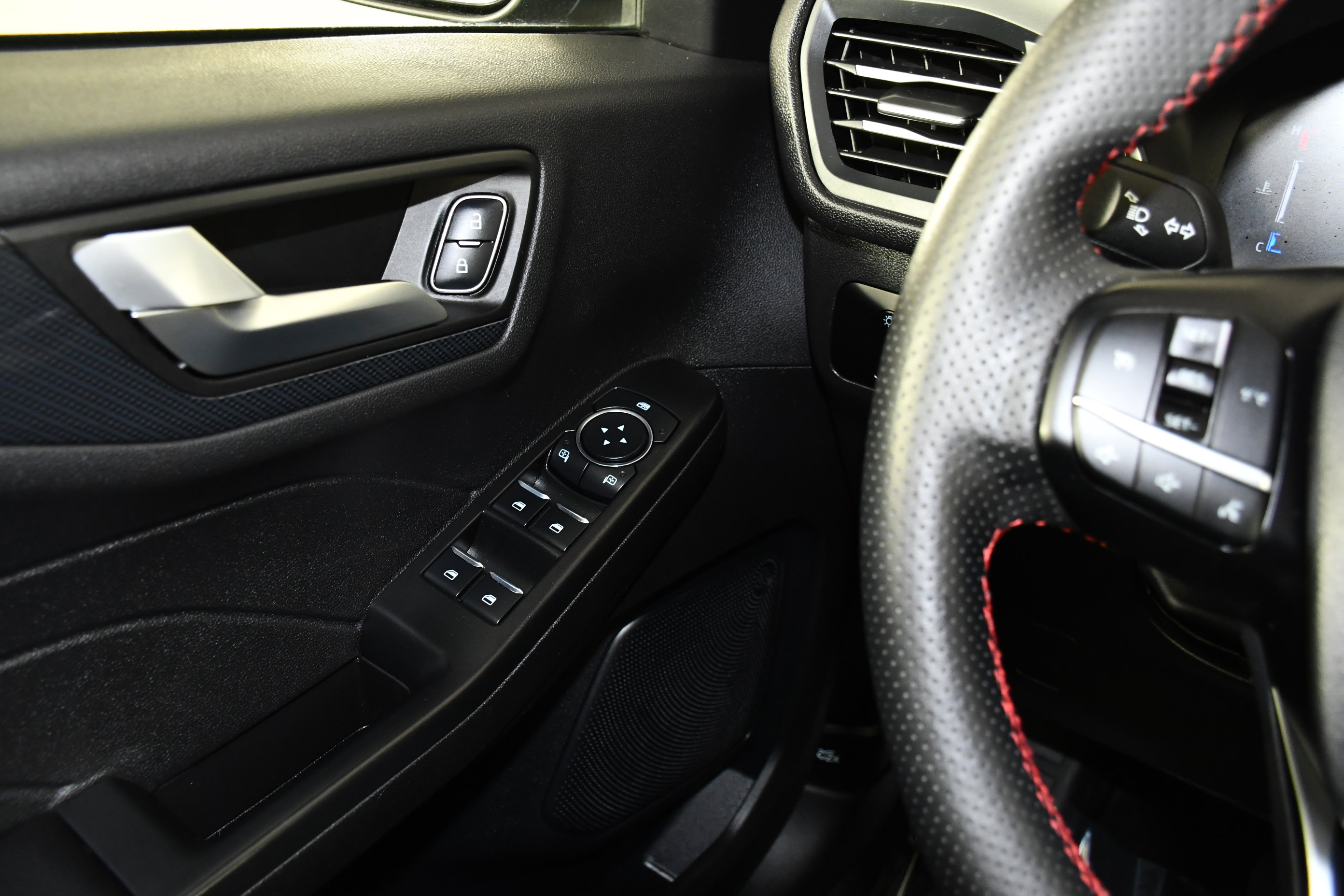 Used 2025 Ford Escape ST-Line image 31