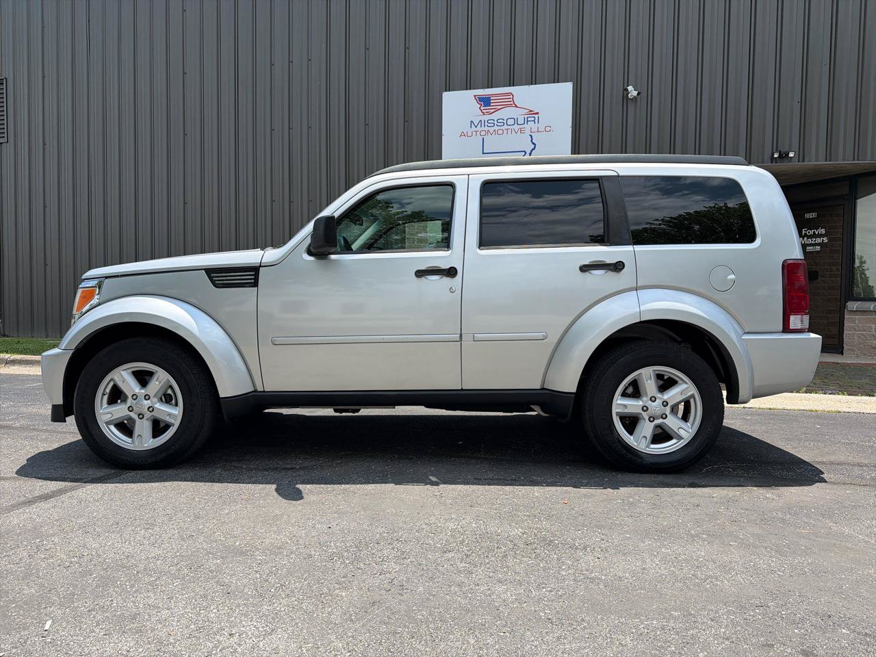 Used 2008 Dodge Nitro SXT RWD image 2