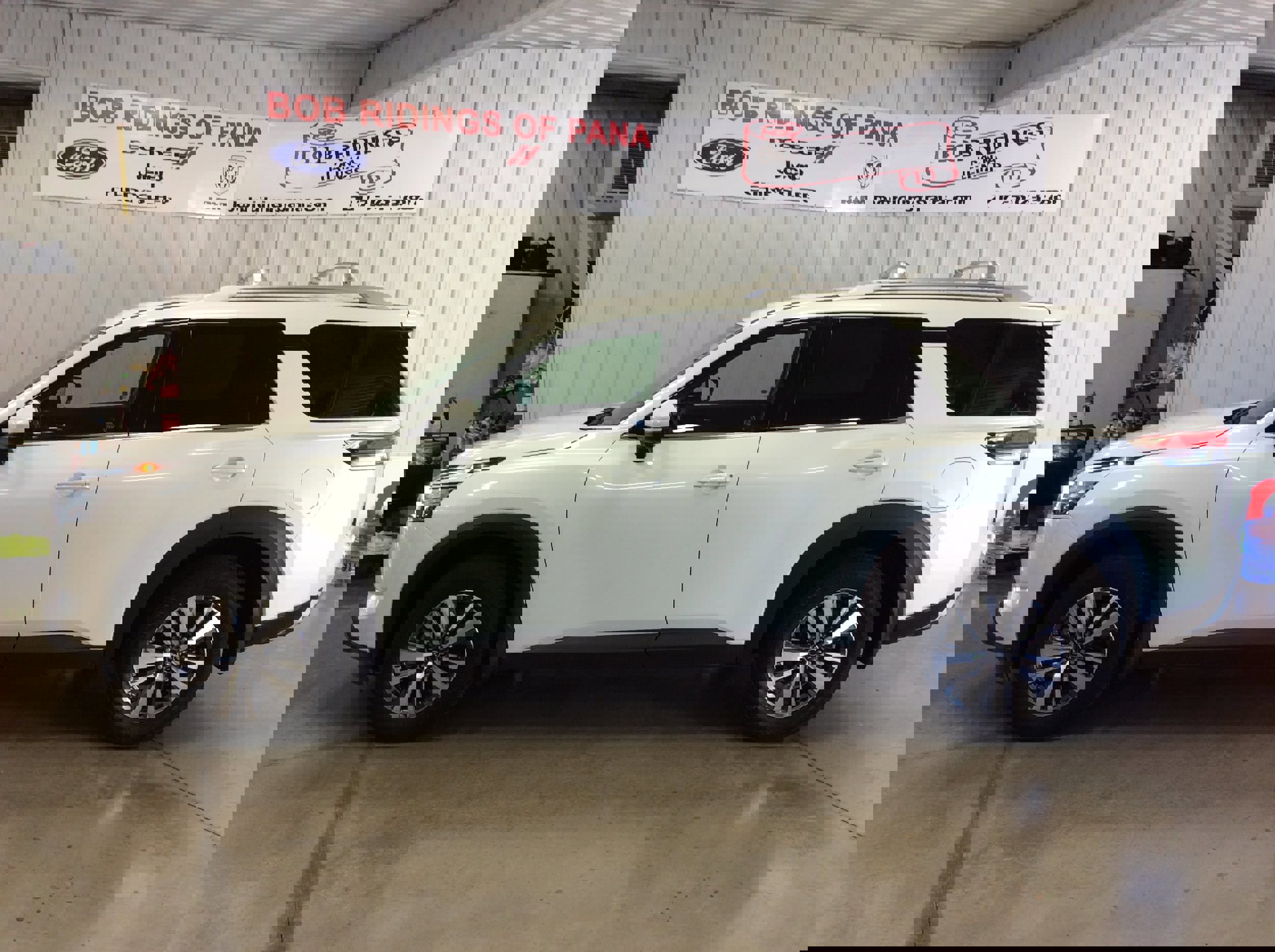 Used 2024 Nissan Pathfinder SL w/ Black Appearance Package image 2