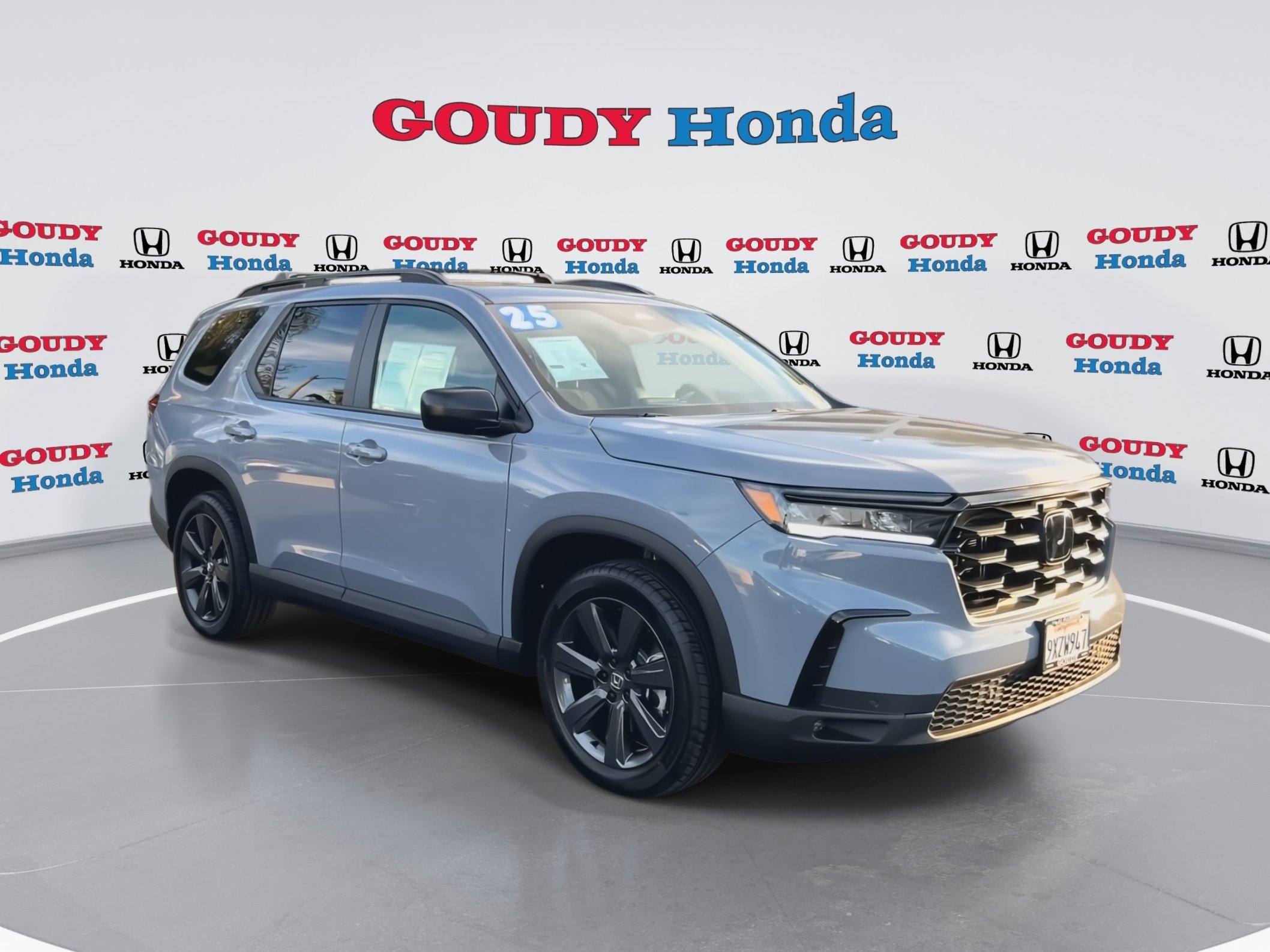 Used 2025 Honda Pilot Sport image 2