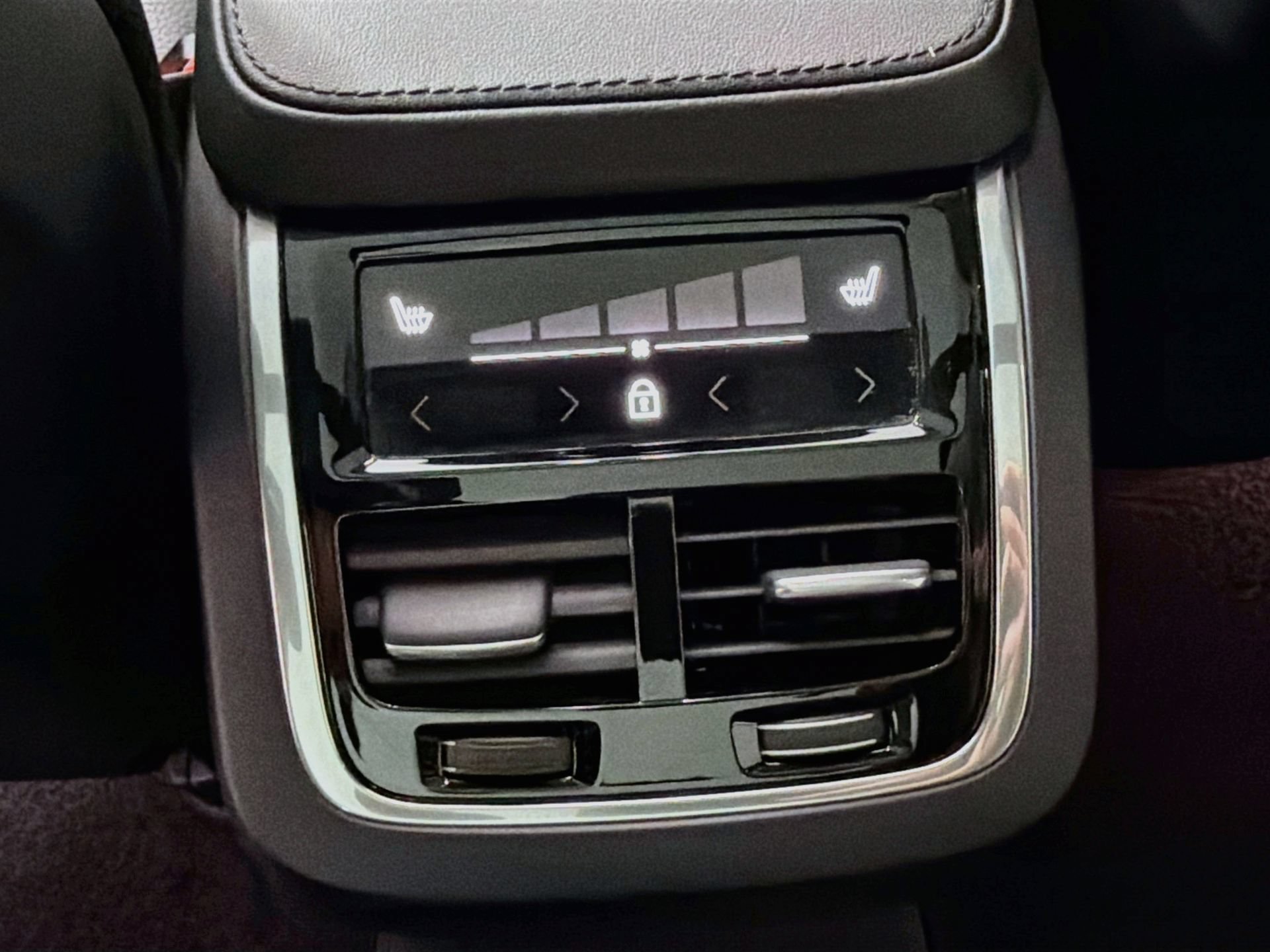 Certified 2024 Volvo XC90 B5 Plus AWD/4WD image 27