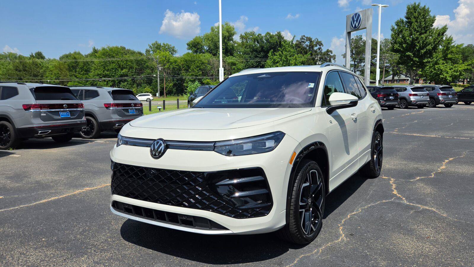 New 2027 Volkswagen Tiguan SEL R-Line AWD/4WD image 1