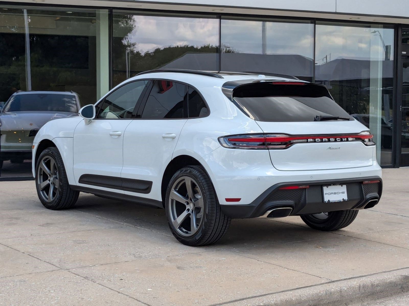 Certified 2025 Porsche Macan video 3