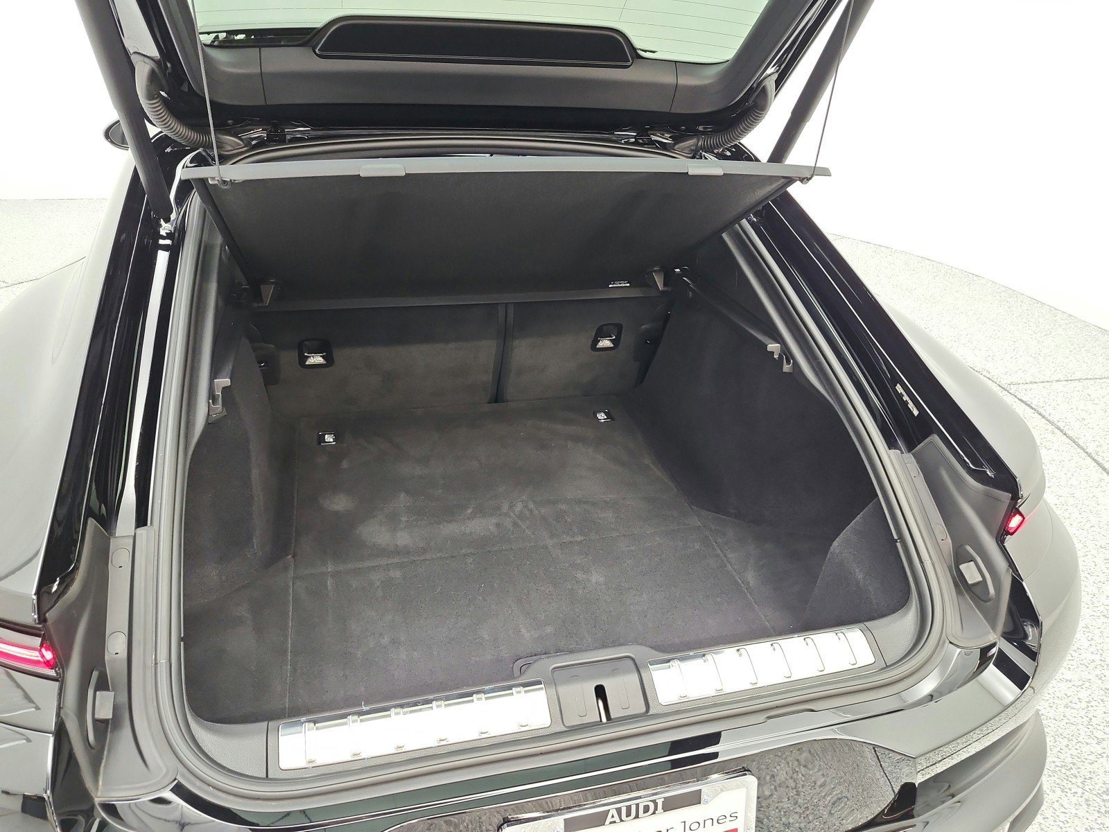 Used 2025 Porsche Panamera image 21