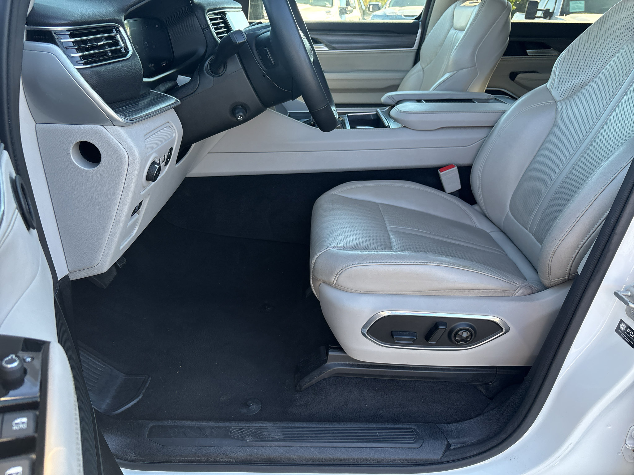 Used 2024 Jeep Wagoneer L Series II RWD image 12