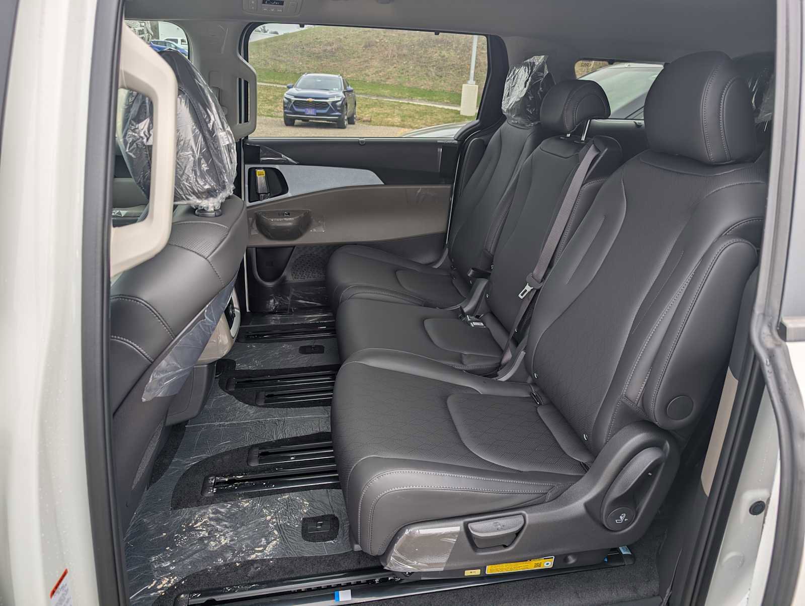 New 2026 Kia Carnival EX FWD image 16