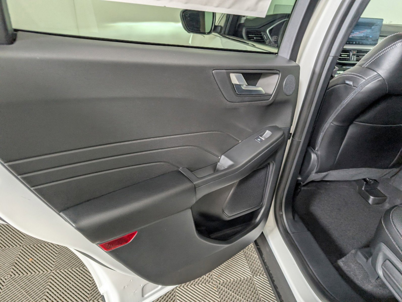 New 2025 Ford Escape SE w/ PHEV Premium Package image 9