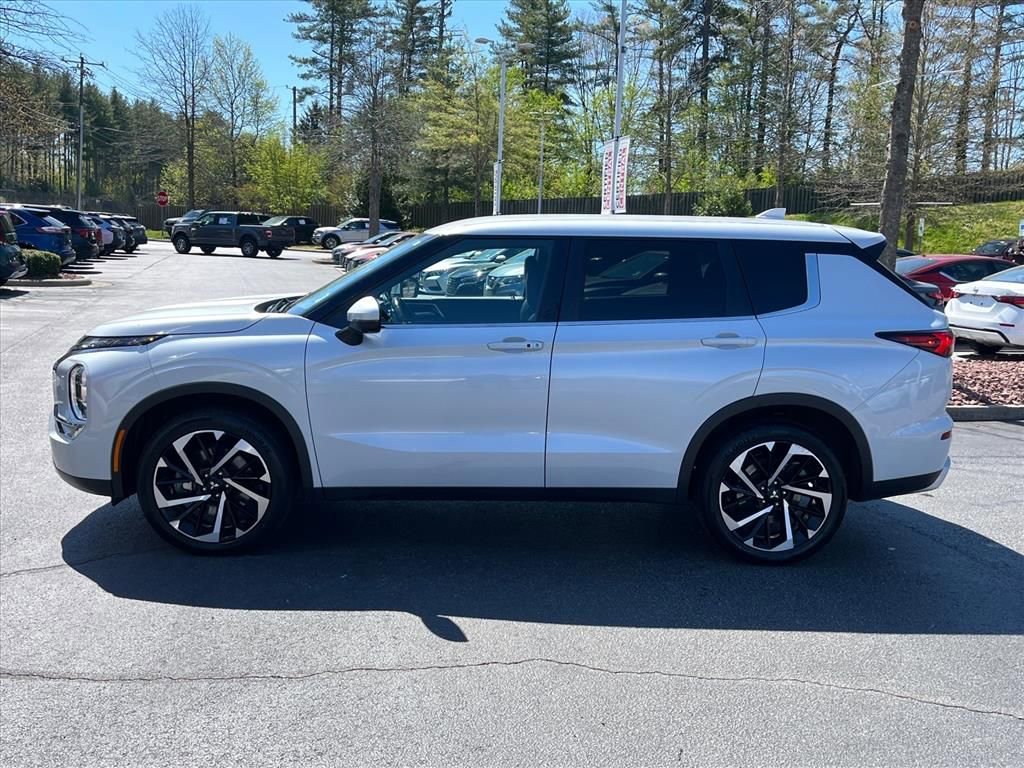 Used 2024 Mitsubishi Outlander SE image 4
