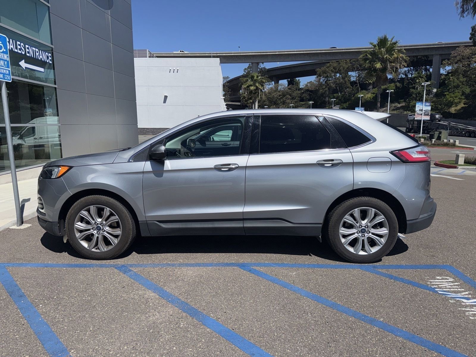 Used 2022 Ford Edge Titanium image 3