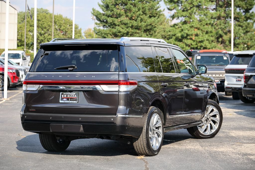 Used 2024 Lincoln Navigator Reserve AWD/4WD image 3