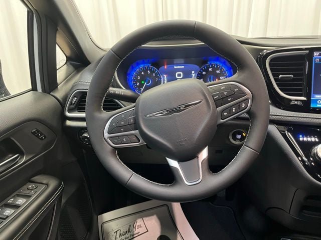 New 2026 Chrysler Pacifica Select FWD image 21