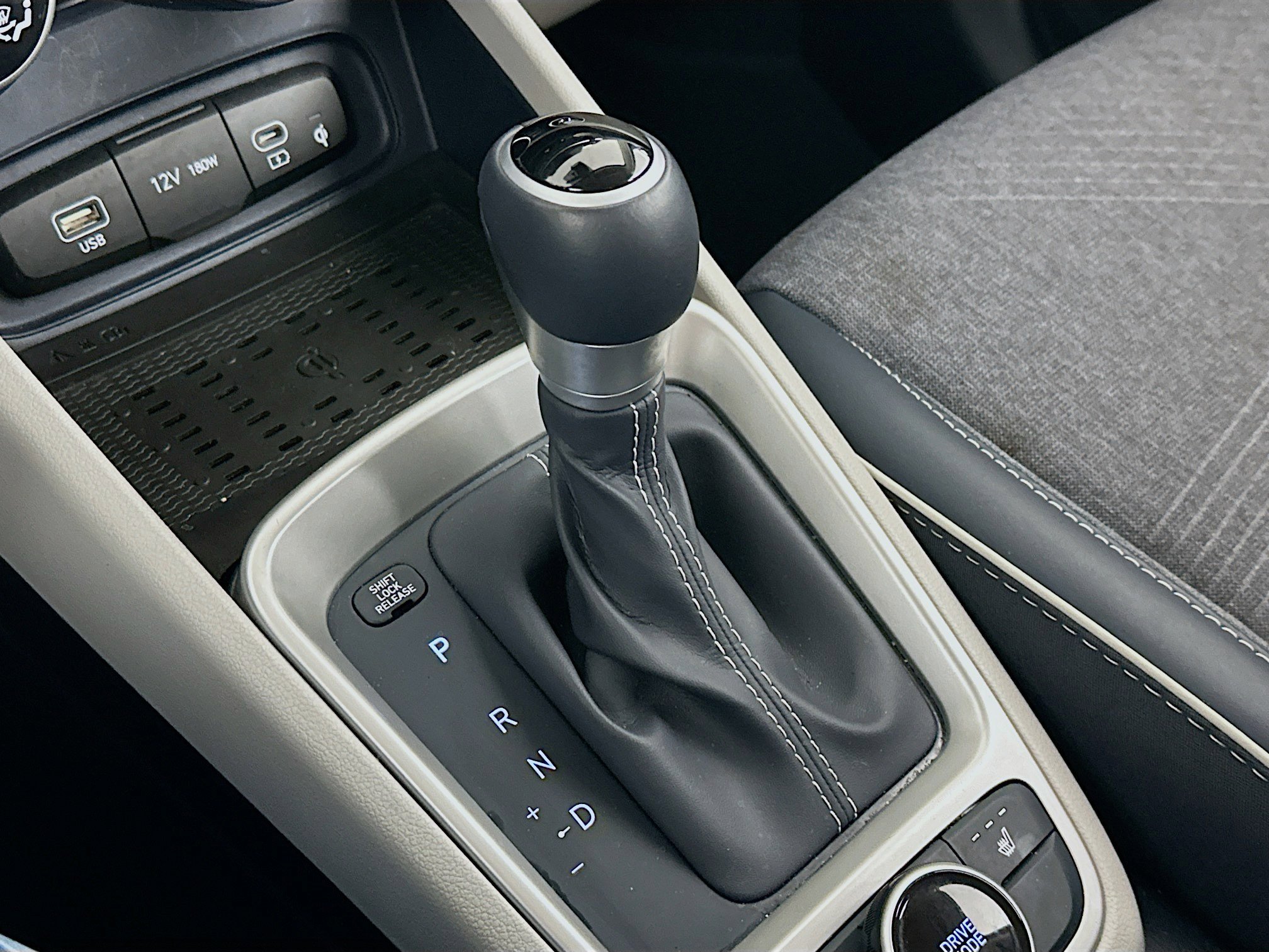 Used 2024 Hyundai Venue Limited image 25