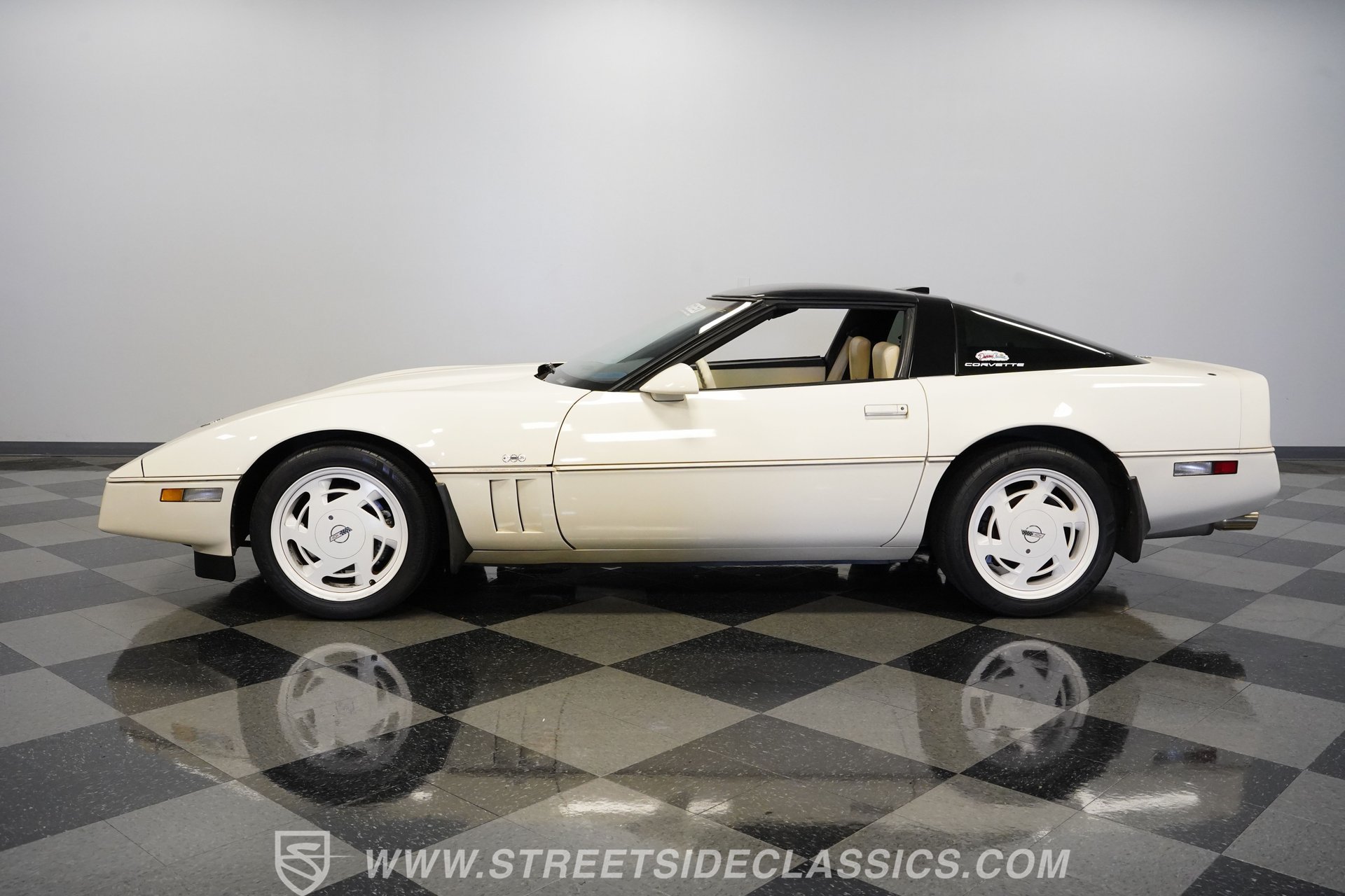 Used 1988 Chevrolet Corvette Coupe RWD image 8