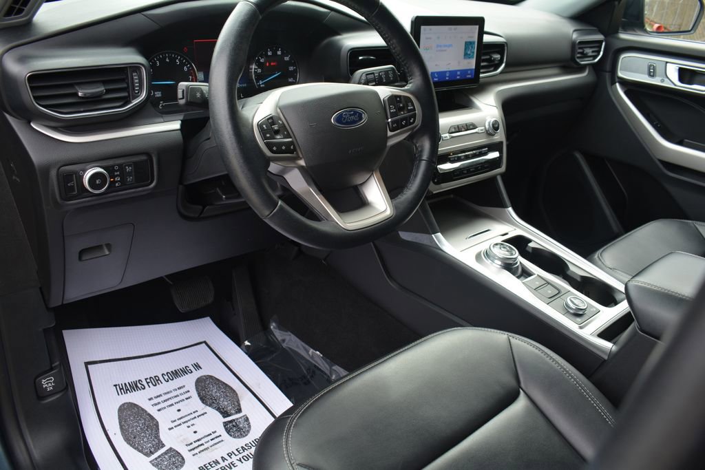 Used 2022 Ford Explorer XLT w/ Equipment Group 202A image 10