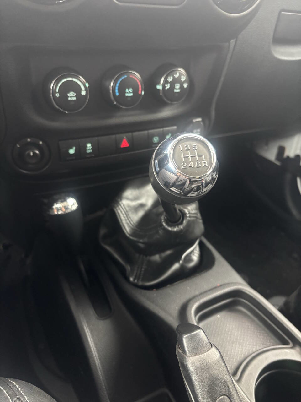 Used 2016 Jeep Wrangler Unlimited Sahara AWD/4WD image 11