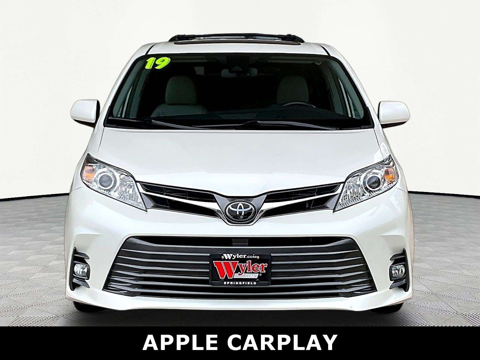 Used 2019 Toyota Sienna XLE w/ XLE Navigation Package FWD image 2