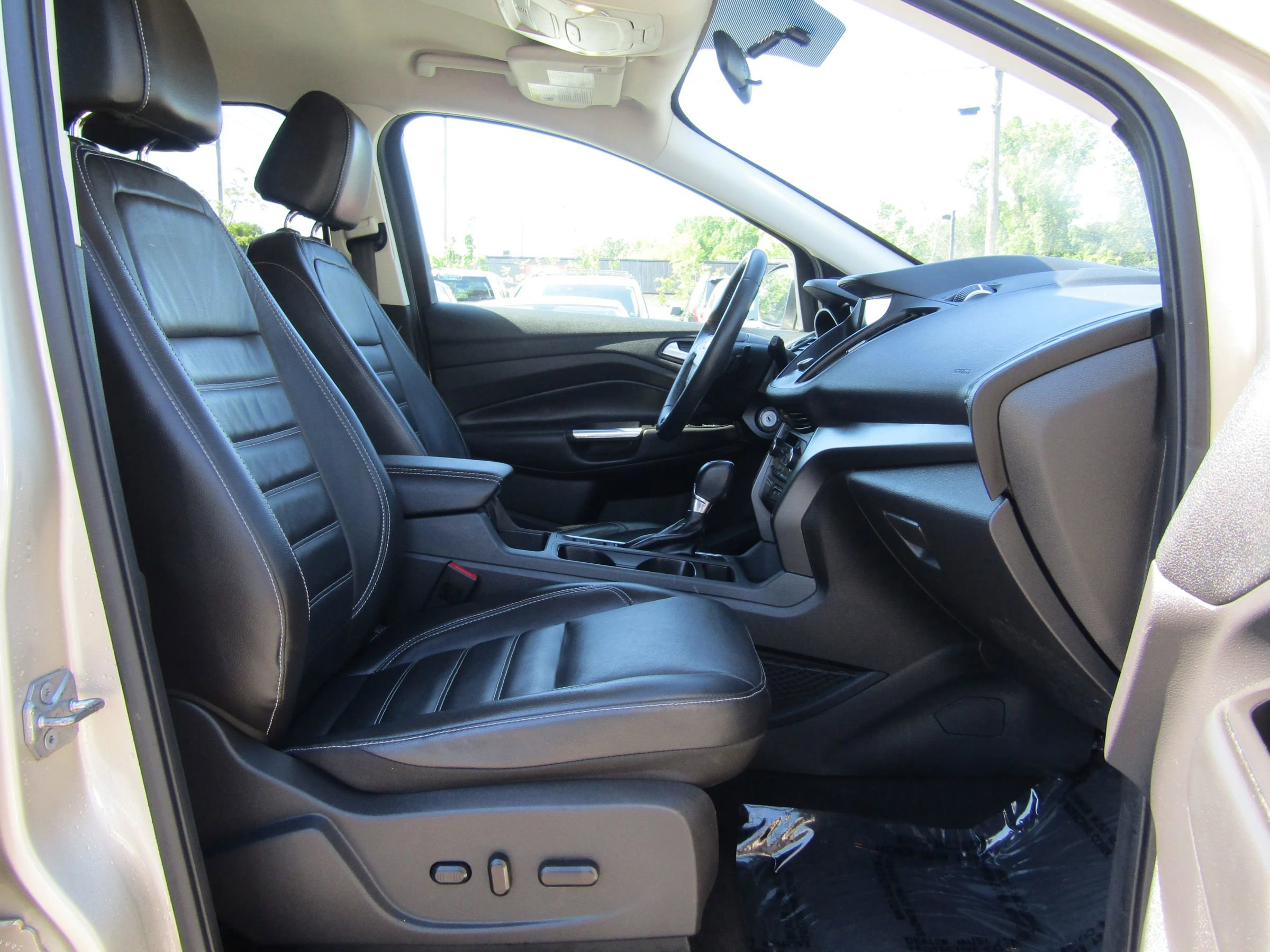 Used 2017 Ford Escape SE w/ SE Leather Comfort Package FWD image 11