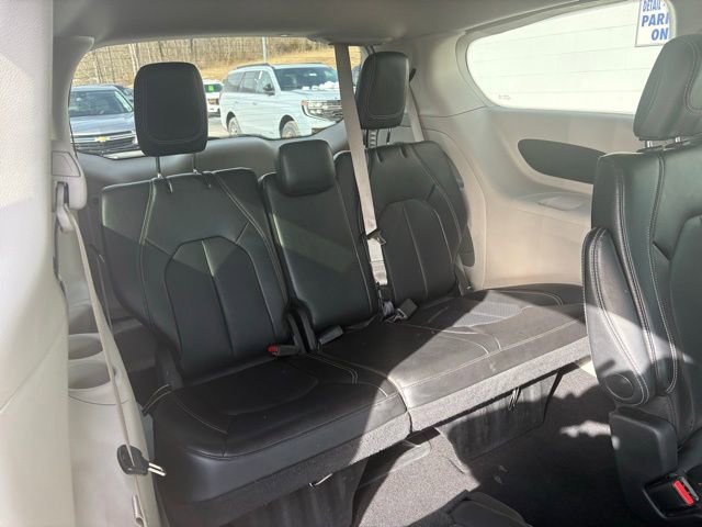 Used 2024 Chrysler Pacifica Touring-L image 31
