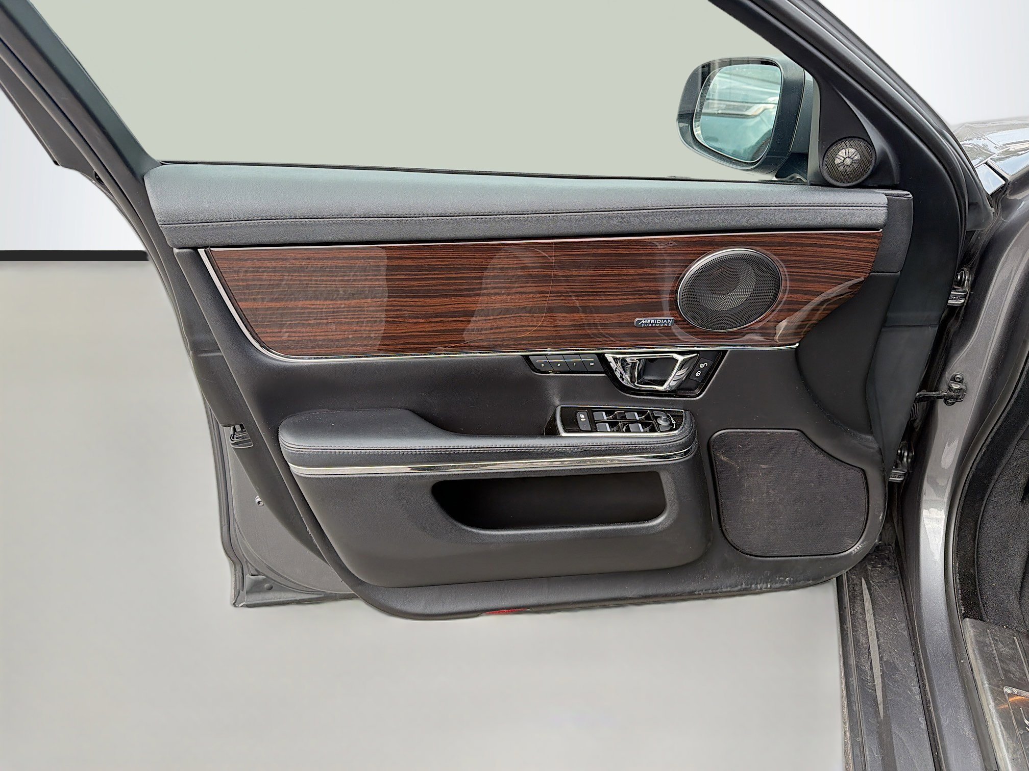 Used 2019 Jaguar XJ R-Sport image 23