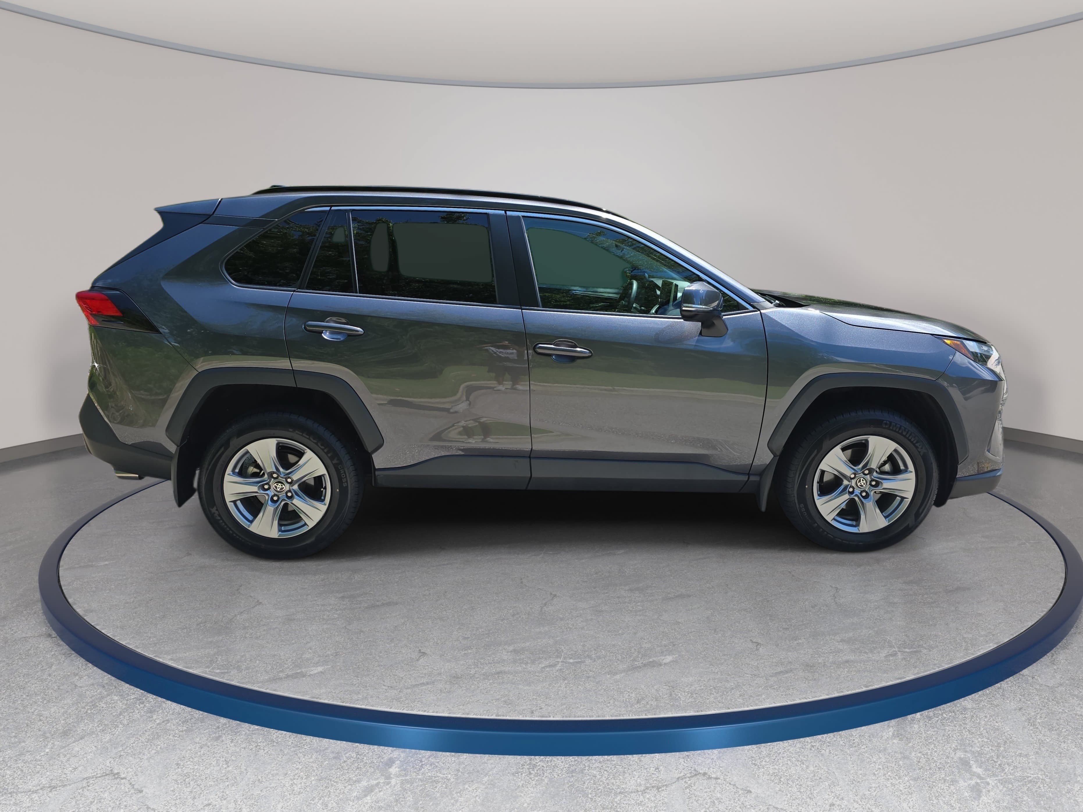 Used 2024 Toyota RAV4 XLE w/ Convenience Package FWD image 4