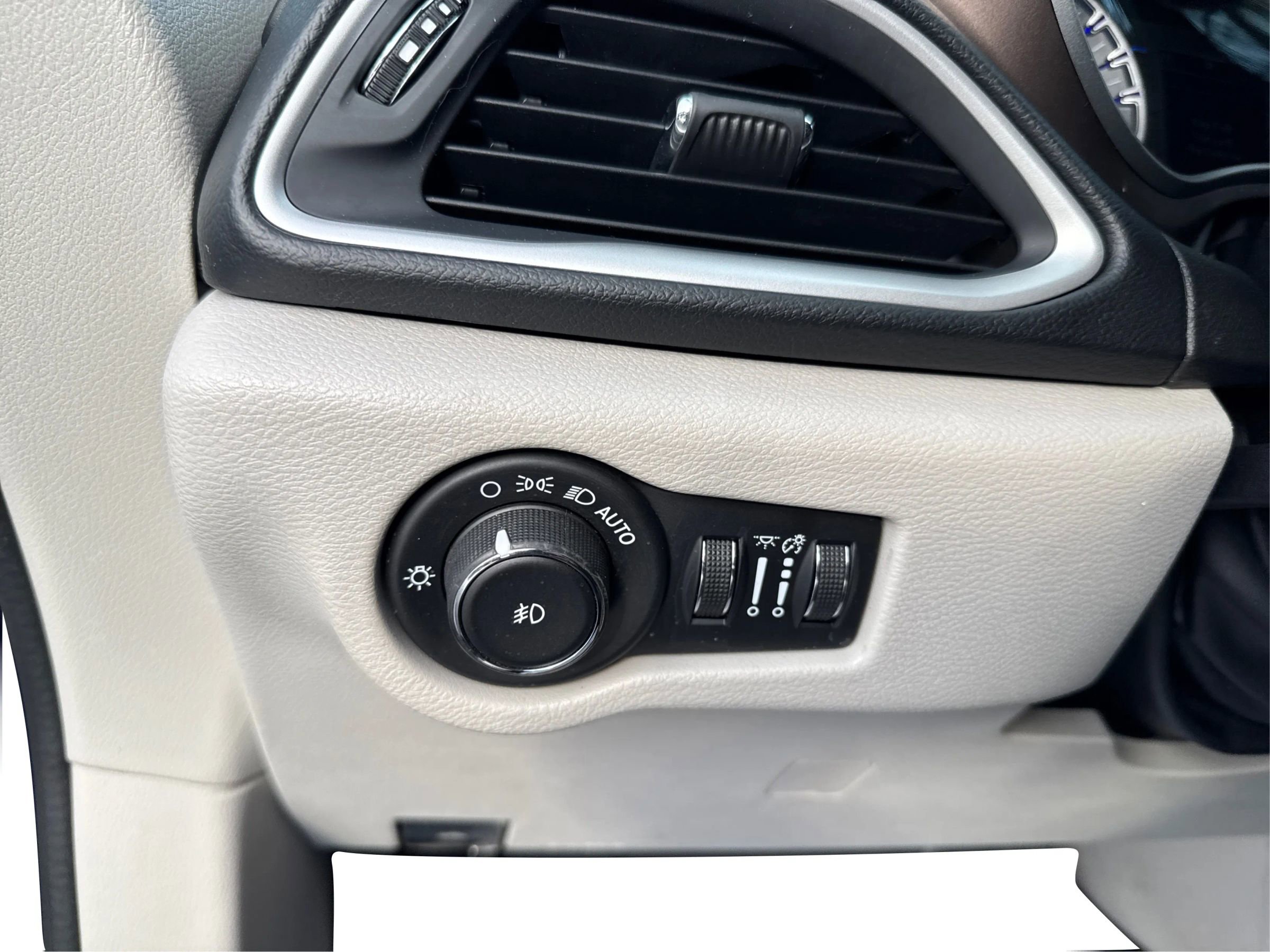 Used 2019 Chrysler Pacifica Touring Plus image 22