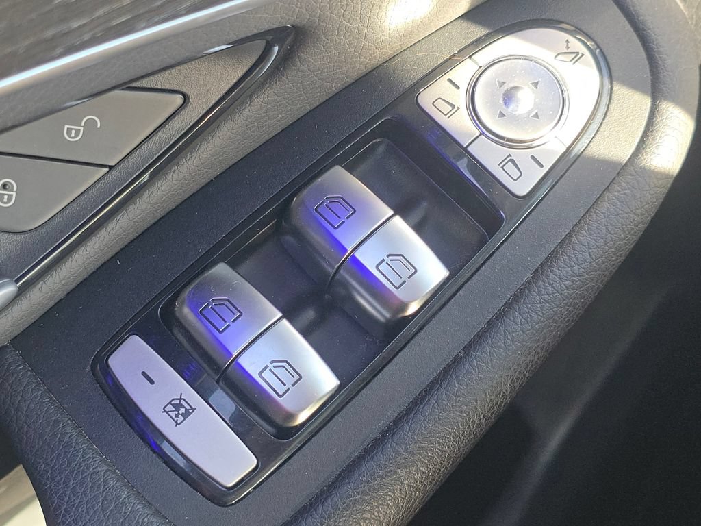 Used 2020 Mercedes-Benz GLC 300 4MATIC image 27