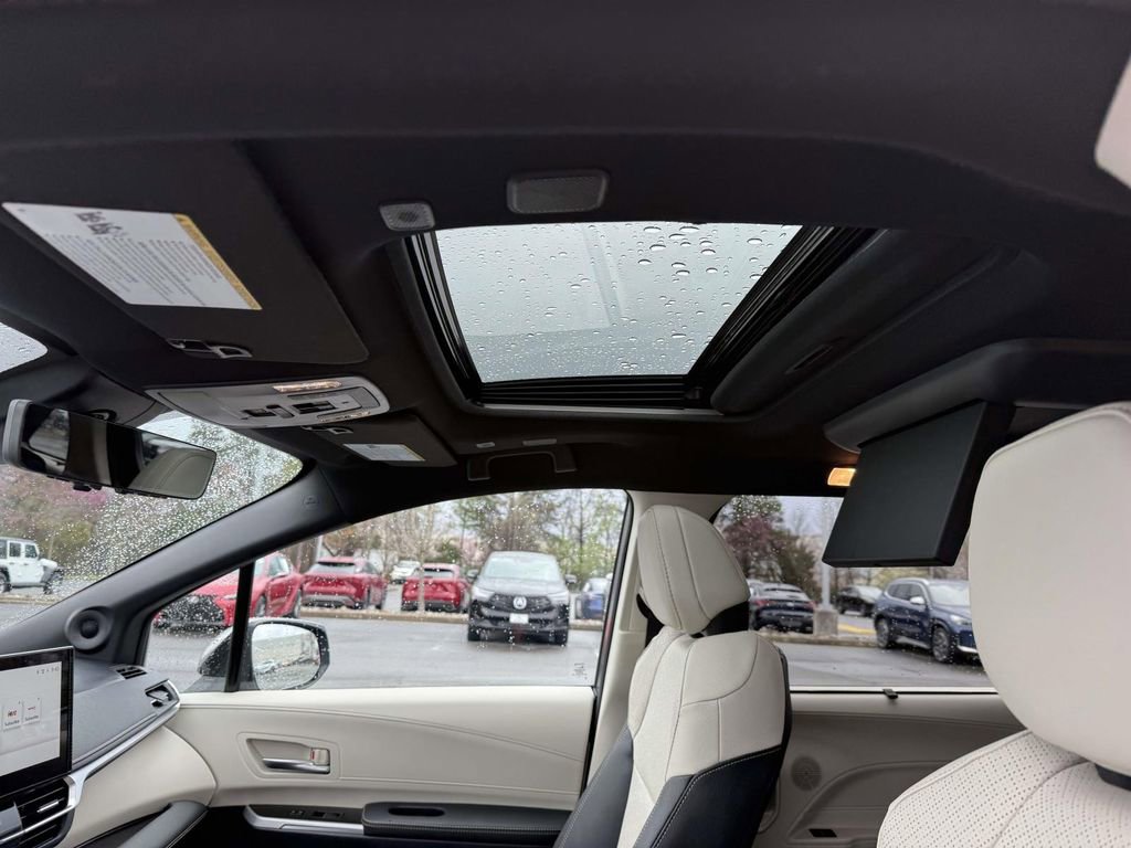 Used 2026 Toyota Sienna Platinum image 24