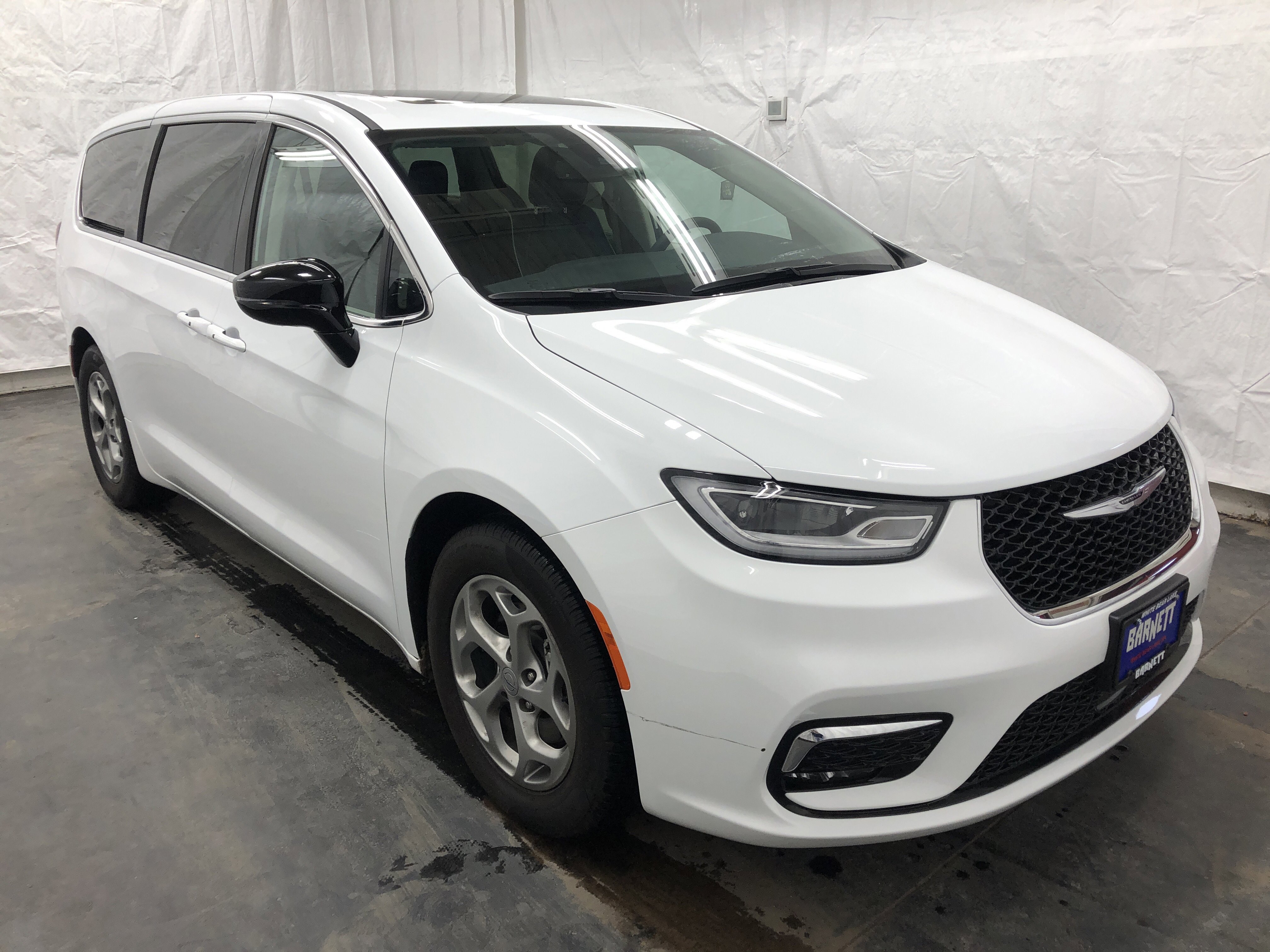 Certified 2024 Chrysler Pacifica Limited FWD image 4