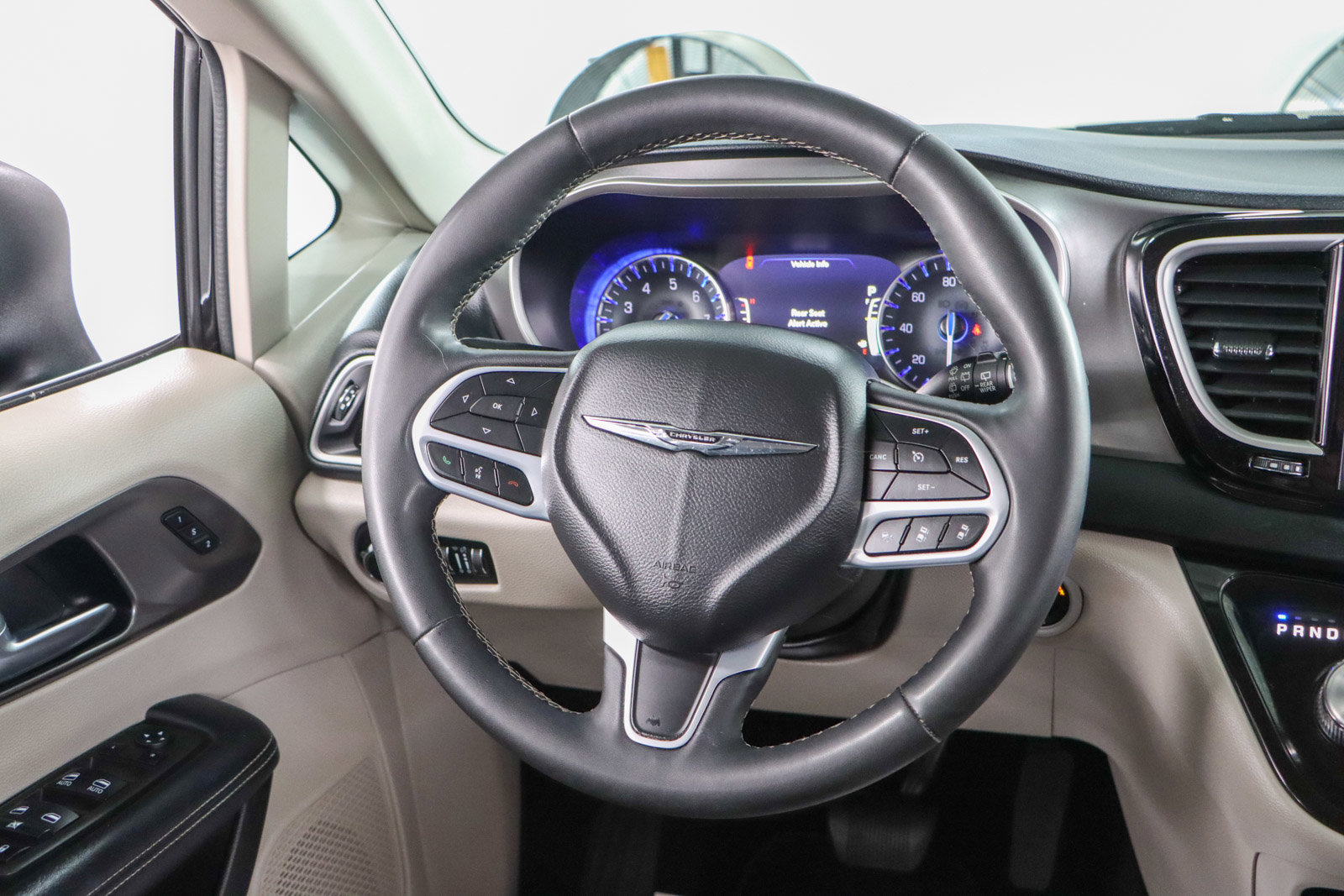Used 2023 Chrysler Pacifica Touring-L FWD image 12