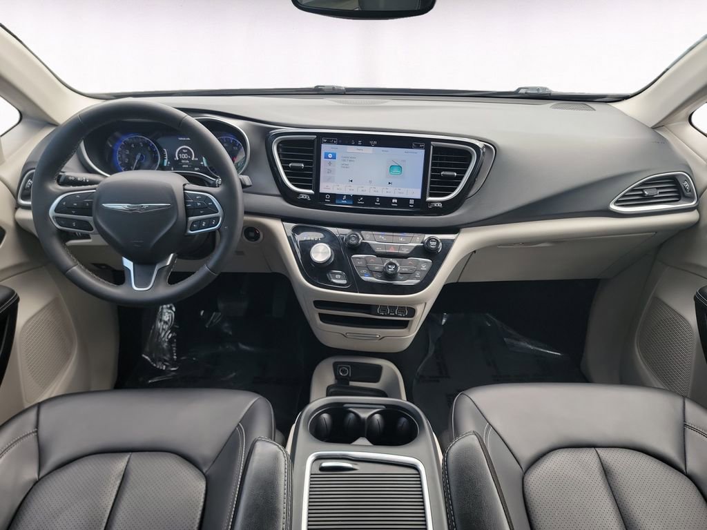 Used 2023 Chrysler Pacifica Touring-L FWD image 15