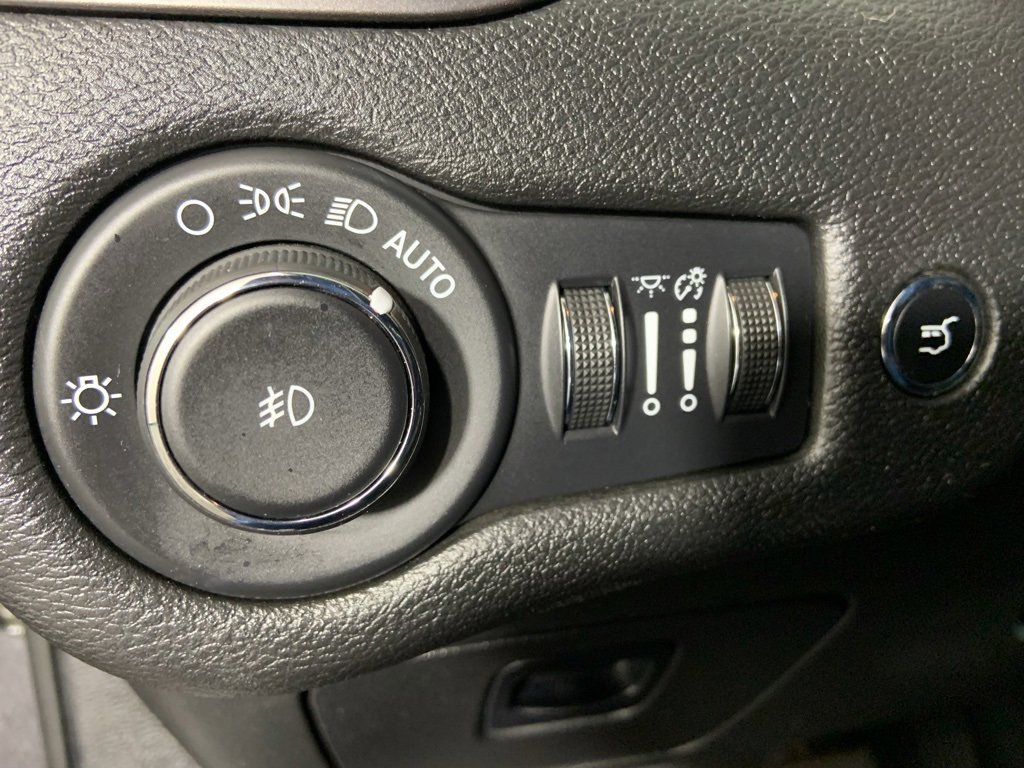 Used 2020 Jeep Cherokee Limited image 9