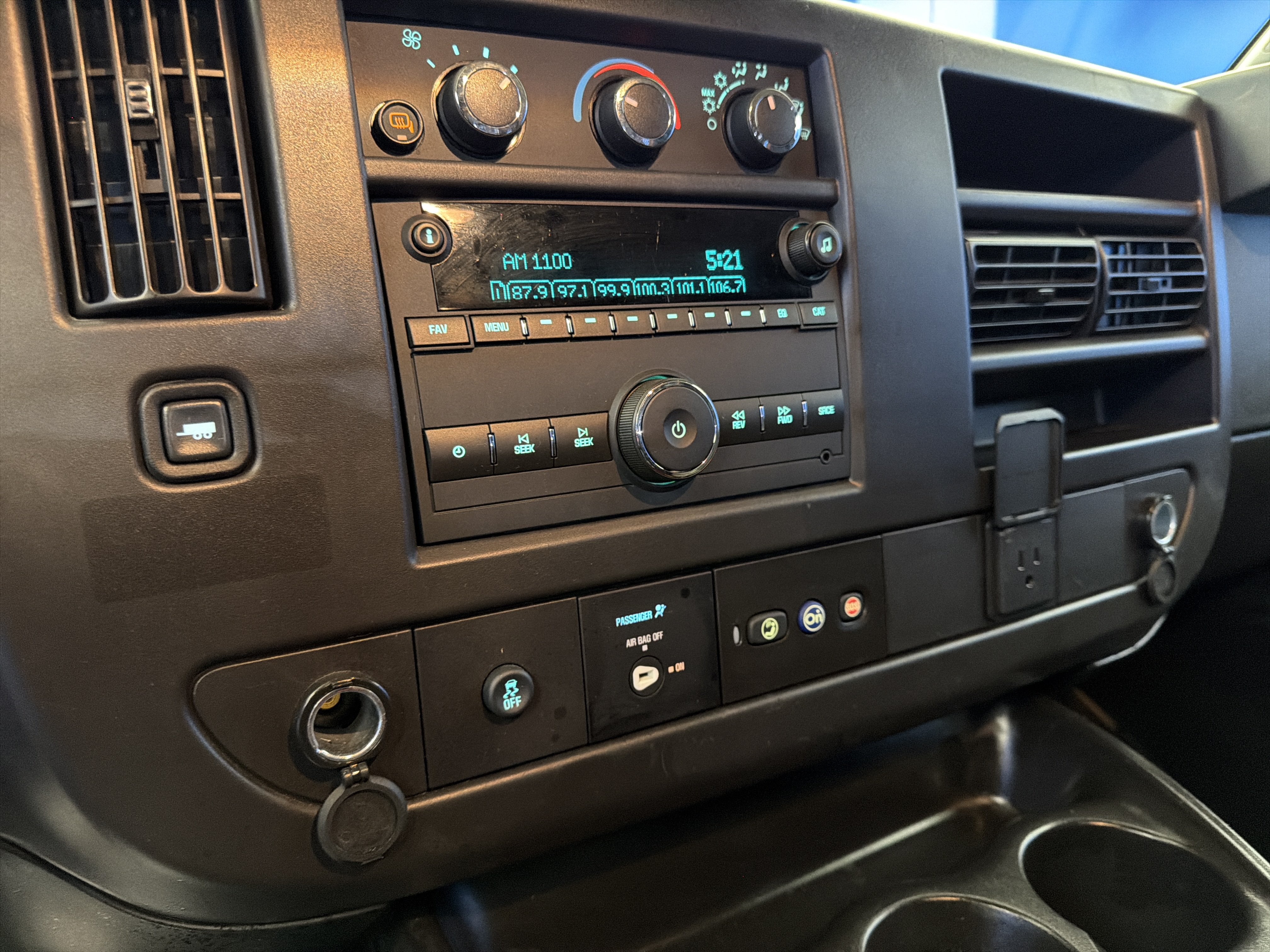 Used 2024 Chevrolet Express 2500 w/ Driver Convenience Package RWD image 20